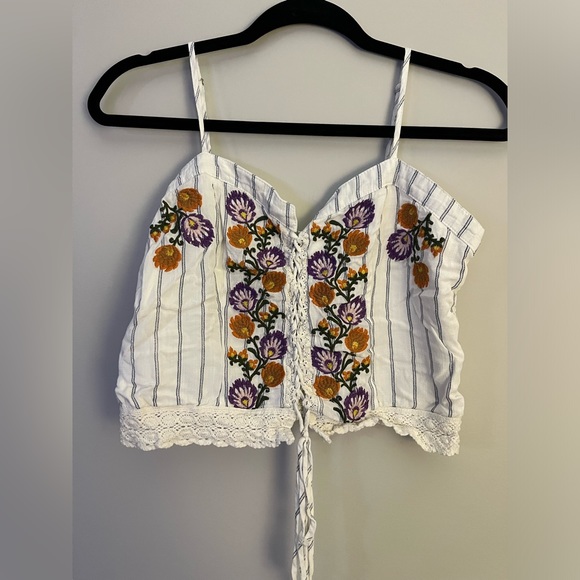 gimmicks by BKE Tops - Floral embroidered gimmicks/buckle cropped tank top